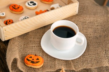 Açık kahverengi çuval gibi bir yüzeyde komik cadılar bayramı kurabiyeleri. Azizler Günü 'ne özel ziyafet.