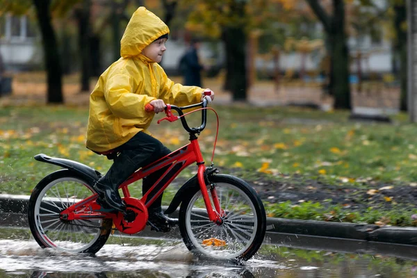 Garçon Imperméable Est Seul Vélo Travers Les Flaques Eau Happy — Photo