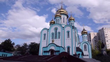 St. Vladimir'ın Tapınağı ve kayan bulutları