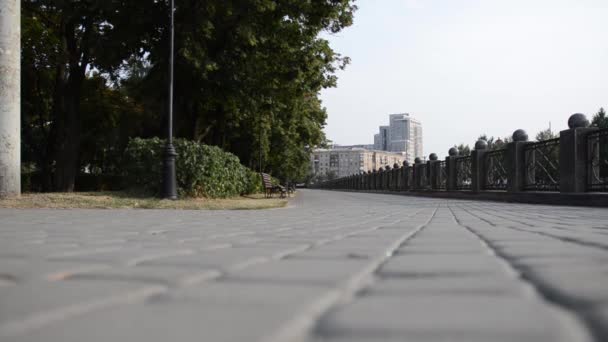 Тротуар, едва заметное движение машин — стоковое видео
