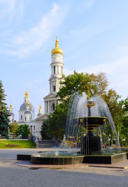 Çeşme Dormition, Kharkiv Cathedral yakınındaki meydanda