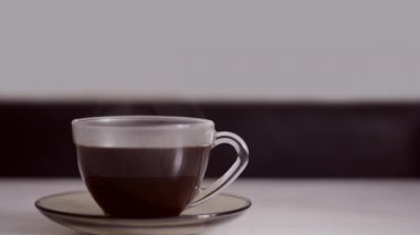 Sıcak kahve şeffaf mug içinde buhar ile