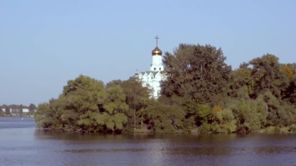 Tempel van het klooster van St. Nicholas op het eiland — Stockvideo