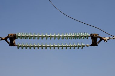 Yüksek gerilim iletim izolatörler mavi gökyüzü