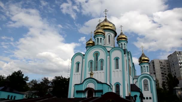Kyrkan St. Vladimir i Kharkiv på bakgrund av flytande moln — Stockvideo