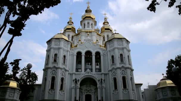 Igreja Mironositskaya em Kharkov contra as nuvens flutuantes — Vídeo de Stock