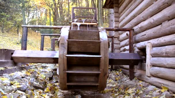 Gamla trä watermill verk — Stockvideo