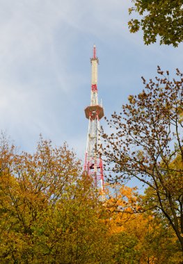 gökyüzü arka plan üzerinde televizyon kulesi