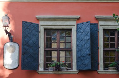 Metal panjurlar ile eski ahşap pencere