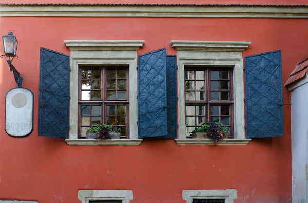 Старые деревянные окна с металлическими ставнями — стоковое фото