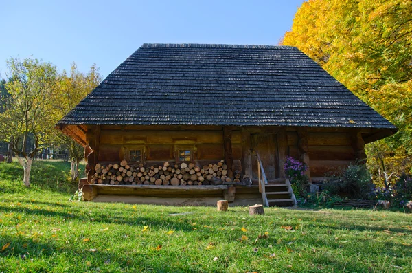 Casa velha de madeira em Hutsulia — Fotografia de Stock