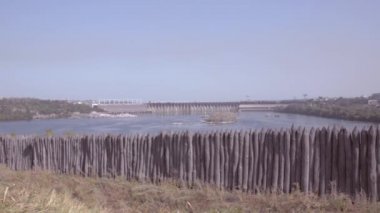 Şarampol Zaporozhye Sech Adası Khortytsya nedeniyle Hidroelektrik Santrali görünümünü. Ukrayna