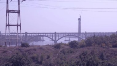 Kargo tren köprüde Nehri taşır.