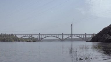 Nehir, tekne, gökyüzü, çok kayıt üzerinde köprü görünümü