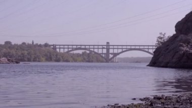 Köprü ve rock görünümünü Khortytsya Island üzerinde