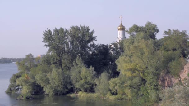 Chiesa ortodossa su un'isola fluviale. Primo piano — Video Stock