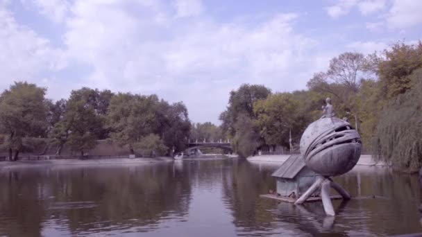 Teich in einem alten Park, dneprpopetrovs, Ukraine — Stockvideo