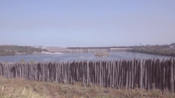 由于寨子双曲正割扎波罗热岛 Khortytsya 水电厂的视图。乌克兰 — 图库视频影像