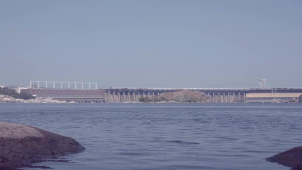 Vista de la estación hidroeléctrica Dnieper desde la isla Khortytsya — Vídeos de Stock