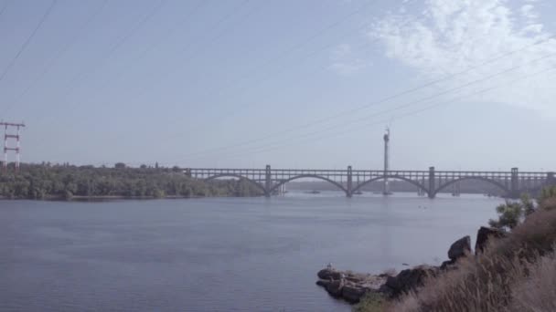 Vista da ponte sobre o rio Dnieper a partir da ilha Khortytsya — Vídeo de Stock