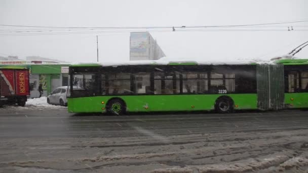 Δύο τρόλεϊ πάει προς τα εμπρός στην χιονισμένη πόλη. Κχαρκίβ, Ουκρανία, τον Δεκέμβριο του 2015. Συντακτική — Αρχείο Βίντεο