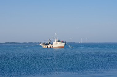 Balıkçı teknesi Rüzgar türbinleri arka planda Haliç içinde
