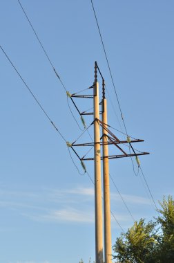 İki somut destek güç hattı mavi gökyüzü