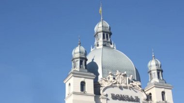 Tren istasyonu Lviv, Ukrayna bayrağı çırpınan ile kubbe. Yan görünüm