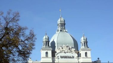 Tren istasyonu Lviv, Ukrayna bayrağı çırpınan ile kubbe. Önden Görünüm