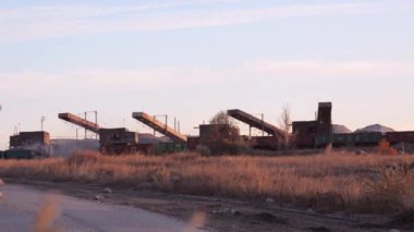 Kamyon ve demiryolu vagonlar granit moloz taşıma