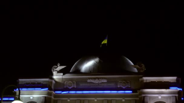 Bandera ucraniana ondeando en el techo del Ferrocarril Sur. Jarkov, Ucrania — Vídeo de stock