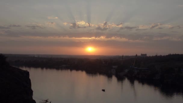 A széles folyó felett megtekinthető naplementére. Zaporozhye, Ukrajna — Stock videók