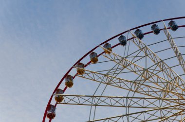 Dönme dolap kabinleri cirrus bulutlar arka plan üzerinde bir parçası. Yatay bir görünüm