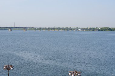 Bulutsuz bir gökyüzü arka plan üzerinde geniş nehrin Köprüsü