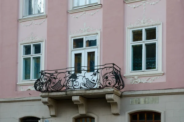 Винтажные открытые кованые балконы на фоне формовочного окна — стоковое фото
