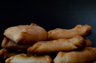 Bir tabak siyah ahşap bir masa üzerinde taze turta ile. Portre