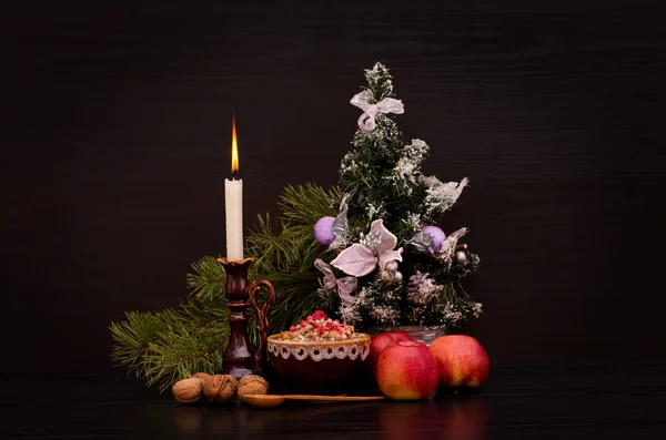 Noel kutia geleneksel Slav tatlı yemeği. Mum, elma ve Noel ağacı