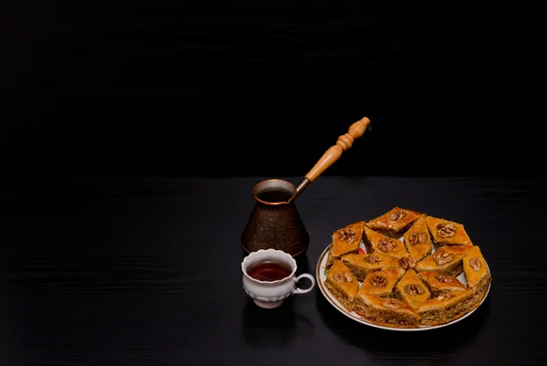 Cezve, coffee mug and a plate of traditional Turkish sweet baklava — Stock Photo, Image