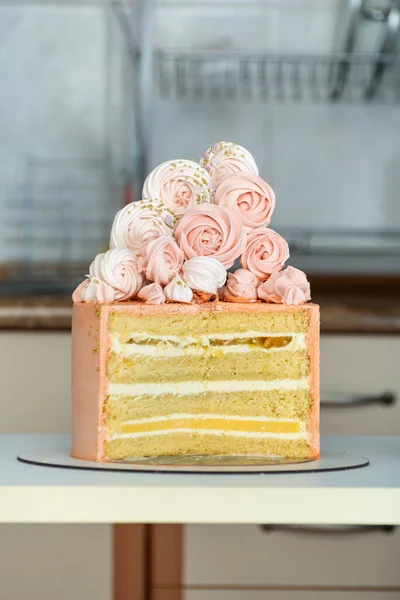 Gateau D Auteurs Fait De Gateaux En Eponge Avec Garniture A La Vanille Et Aux Fruits Decor Gateau Guimauve Givre Createur Stock Photo