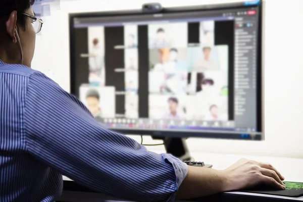 WFH, eğitim eğitmeni COVID-19 tecrit süresi boyunca evden çalışıyor, evde öğretim ve sınavı internet üzerinden yapıyor.