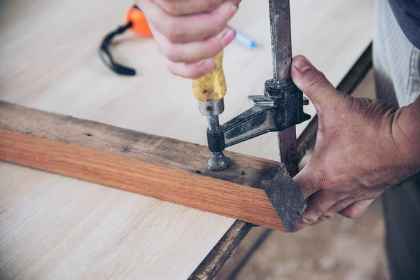 Плотник Делает Деревянные Работы Помощью Зажимного Ручного Инструмента — стоковое фото