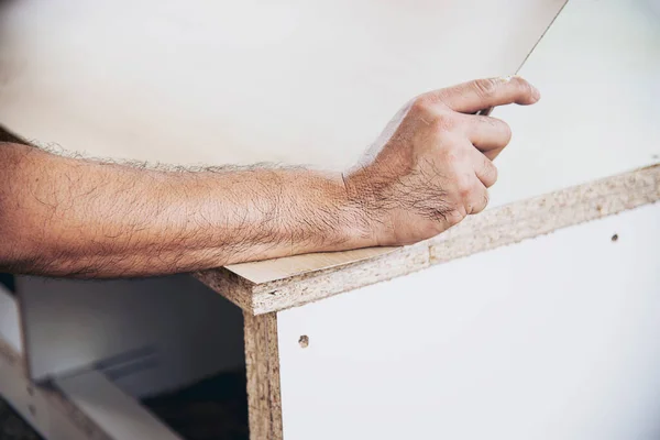 Menuisier Fabriquant Des Meubles Intégrés Bois Fixant Surface Stratifiée — Photo