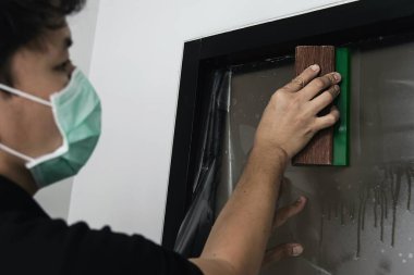 İnsanlar ayna evin iç dekorasyonuna etiket film yüklüyorlar