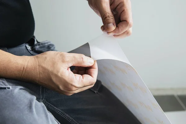 Persone Che Installano Pellicola Adesiva Rispecchiare Decorazione Interni Casa Finestra — Foto Stock