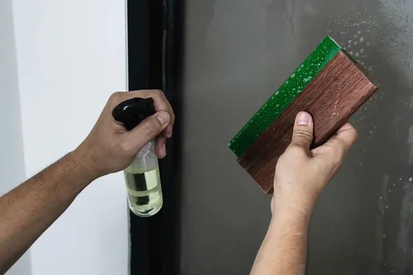 Personnes Installant Film Autocollant Décoration Intérieure Maison Fenêtre Miroir — Photo