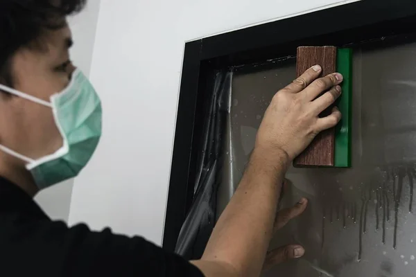 Personnes Installant Film Autocollant Décoration Intérieure Maison Fenêtre Miroir — Photo