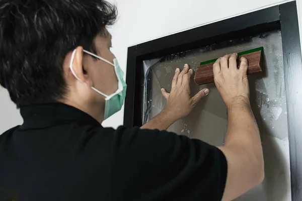 Personnes Installant Film Autocollant Décoration Intérieure Maison Fenêtre Miroir — Photo