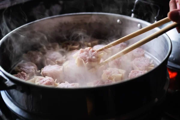 Chef Macht Traditionelle Hausgemachte Chinesische Schweineknödel Rezept — Stockfoto