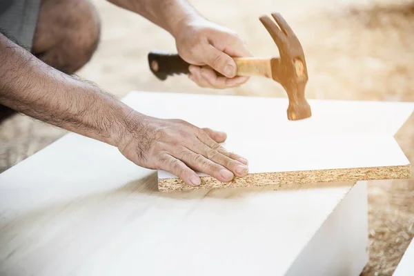 Carpinteiro Fazendo Móveis Embutidos Madeira Anexando Superfície Laminado Usando Ferramentas — Fotografia de Stock