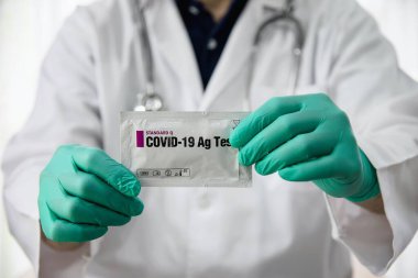 Doktor hızlı antijen testi göster Covid - 19 otomatik repid test seti